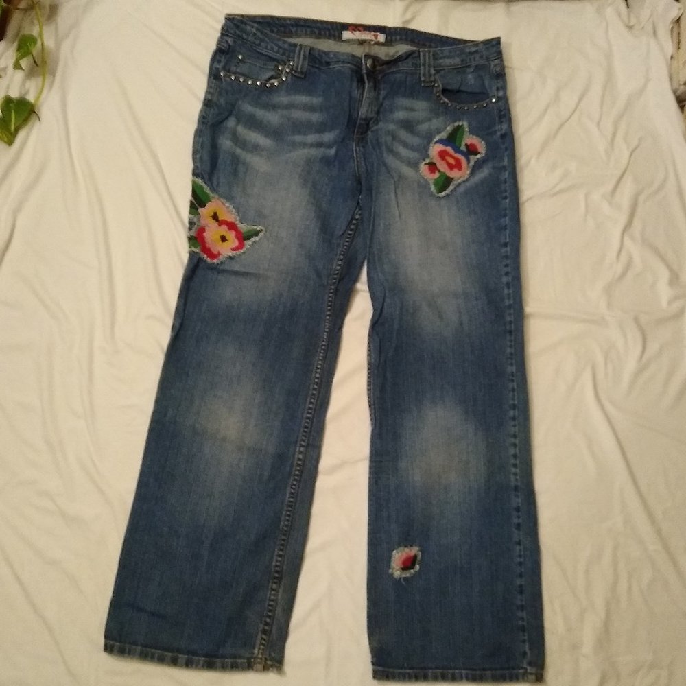Jeans w/ floral embroidery👖🌺